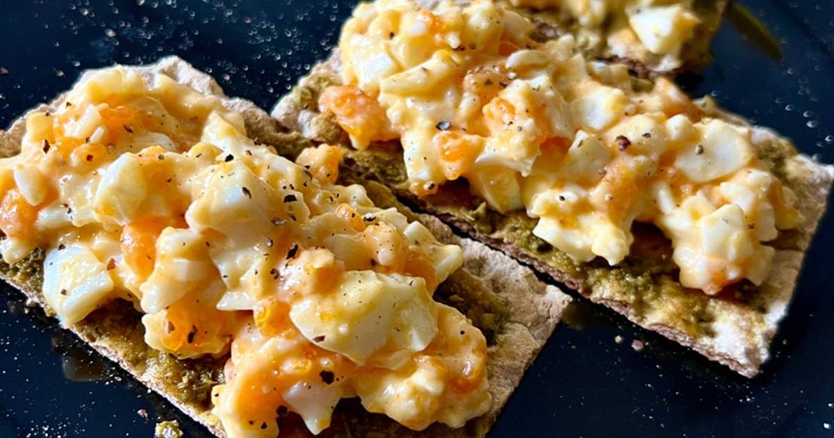 Cracker Với Sốt Pesto Và Trứng Luộc