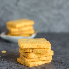 Bạn dùng khuôn cookie để cắt bột thành từng miếng hoặc bạn cũng có thể dùng dao để cắt tấm bột thành từng chiếc bánh. Tiếp đó cho từng chiếc bánh vào khay nướng. Nướng bánh ở 165 độ C trong khoảng 8-10 phút là được. Bánh chín bạn lấy bánh ra để trên rack cho nguội rồi cất vào lọ dùng dần.