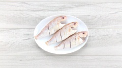 Cá hường làm sạch vảy, cắt bỏ vây và ruột rồi đem rửa sạch, để ráo nước. Khứa những đường xéo trên 2 bên thân cá. Lấy hỗn hợp sả ớt sát kỹ vào thân, những khe hở và ruột cá. Ướp 15 phút để cả thấm gia vị.