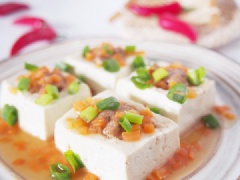 Đậu hũ nhồi thịt hấp đơn giản với những miếng đậu hũ hấp chín mềm mịn, thịt bùi béo, quyện cùng sốt thanh đạm. Món đậu hũ hấp đơn giản hứa hẹn mang đến bữa cơm ngon miệng cho cả gia đình.