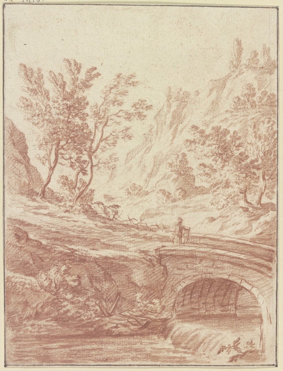 Baumbestandenes Tal im Vordergrund ein Bach über den eine Brücke führt