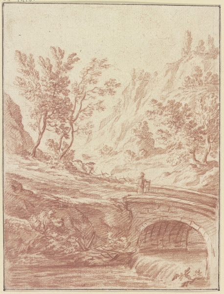 Baumbestandenes Tal im Vordergrund ein Bach über den eine Brücke führt