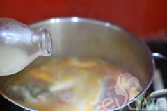 Nên vào nồi nước dùng 1 muỗng canh muối, 2 muỗng canh đường, 1 muỗng canh hạt nêm, 2 muỗng cà phê bột ngọt và 1 muỗng canh giấm. Khuấy đều, cho bạc hà vào, đun sôi rồi tắt bếp.