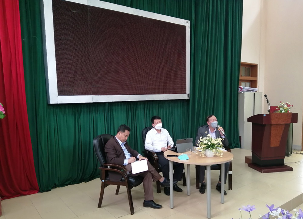 Đại diện lãnh đạo Sở Giáo dục và Đào tạo, Sở Ngoại vụ tỉnh Sơn La đối thoại trực tiếp với lưu học sinh Lào đang học tập tại Trường Đại học Tây Bắc