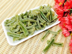 Mứt bí đao giòn giòn nhưng sẽ cảm nhận được mùi lá dứa thơm ngọt, thoang thoảng rất hấp dẫn.