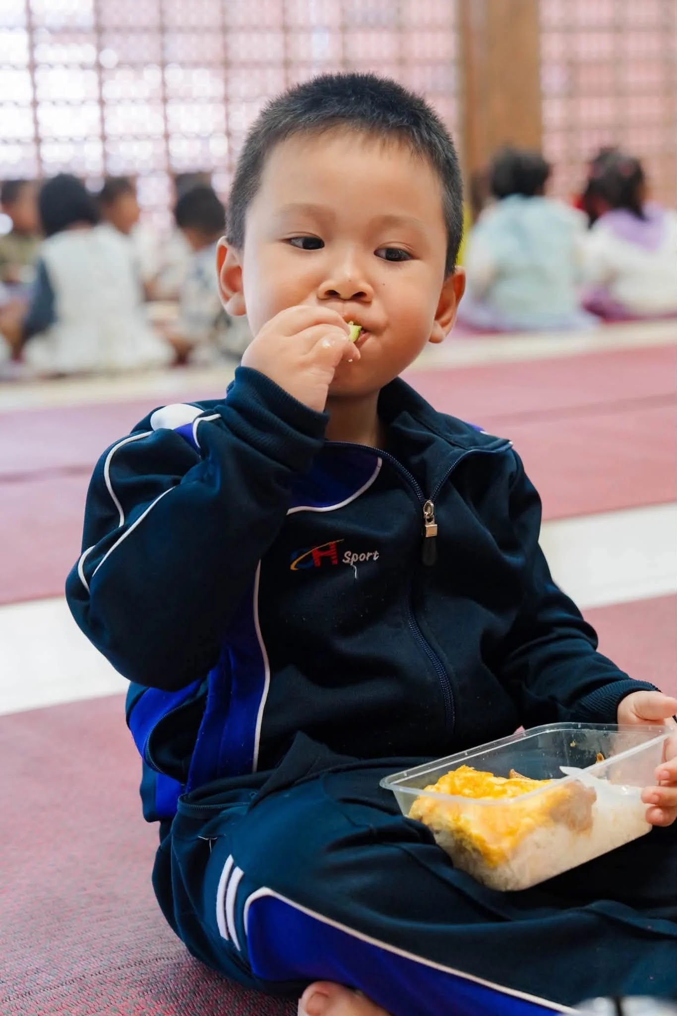 ภาพประกอบ ข่าวเกี่ยวกับนักเรียนตอนนี้มาแรง….เทศบาลตำบลบ่อหลวง โดยการนำของนายกเทศมนตรีประนอม  หล้าจู  ได้นำนักเรียนอนุบาล 9 โรงเรียน ในเขตตำบลบ่อหลวง มาทำกิจกรรมที่วัดบ้านขุน พระภิกษุ และพี่เ