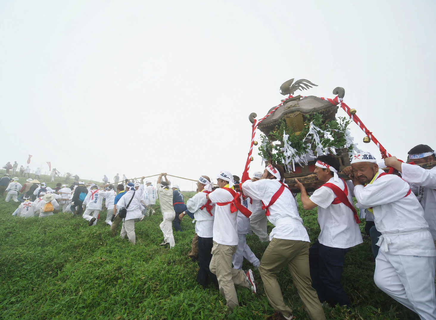 剣山例大祭で執り行われる白装束の御神輿渡御