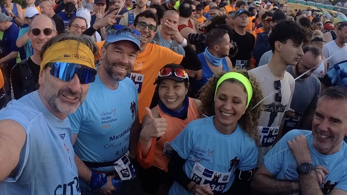 Selfie de Suso con corredores antes de la salida del Malta Marathon