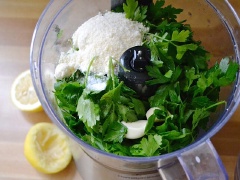 Trong lúc nướng khoai, chuẩn bị sốt pesto: ngò tây rửa sạch, tỏi lột vỏ. Cho cả hai vào máy xay cùng với 100g phô mai Parmesan, 2 muỗng nước cốt chanh, 1/4 muỗng muối, 2 muỗng dầu olive, 1 muỗng nước và xay thật nhuyễn mịn. Khoai tây đã chín lấy ra, cho vào tô rồi chế sốt pesto vào, trộn thật đều lên là xong rồi đó.