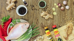 Cá diêu hồng làm và rửa sạch, để ráo nước. Khứa xéo lên 2 mặt thân cá. Ướp cá với 15ml (1 muỗng canh) nước tương, 1/2 muỗng cà phê tiêu xay 15 phút cho cá thấm gia vị.