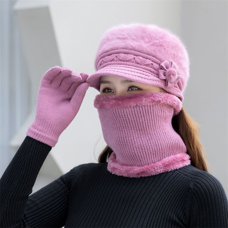 Women's knitted beanie, warm and fashionable