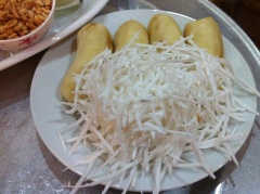 Chuối bóc vỏ, cắt mỏng theo chiều dài trái chuối. Dừa nạo cho ra đĩa.
