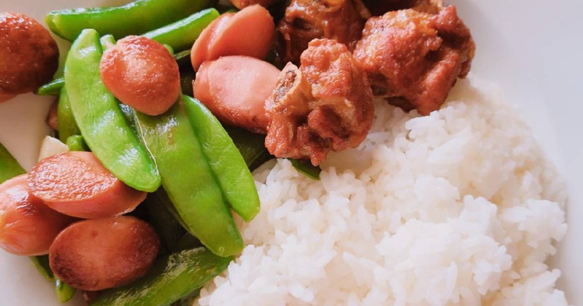 Cơm gia đình: sườn non rim nước dừa + đậu ngọt xào hotdog