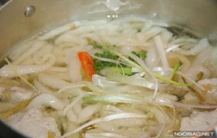 Đun sôi một nồi nước khác, cho sợi bánh canh vào chần sơ qua. Xả lại bằng nước lạnh rồi để ráo. Khi nước dùng bánh canh chả cá đã chuẩn bị xong, cho tiếp sợi bánh canh đã chần vào rồi đun sôi, nêm nếm lại cho hợp khẩu vị gia đình nếu cần.