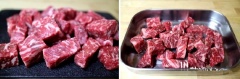 Bò rửa sạch thấm khô rồi cắt miếng vừa ăn. Ướp thịt bò với một ít muối, hạt tiêu, nước cốt gừng.