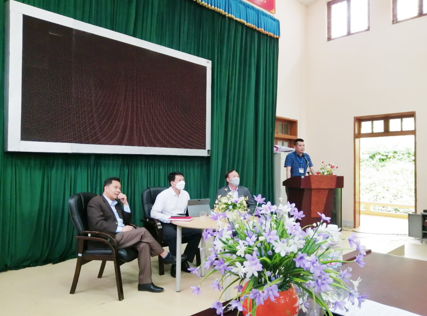 Đại diện lãnh đạo Sở Giáo dục và Đào tạo, Sở Ngoại vụ tỉnh Sơn La đối thoại trực tiếp với lưu học sinh Lào đang học tập tại Trường Đại học Tây Bắc