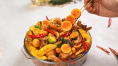 Chân gà giòn sần sật, trứng non béo ngậy cùng các topping mề gà, tai heo, sụn gà hấp dẫn, đầy ụ quyện cùng vị chua của xoài và cóc, chút mặn mà của sa tế chắc chắn đây sẽ là món ăn chơi trên cả tuyệt vời cho cả gia đình bạn nhâm nhi, Còn chờ gì nữa mà không xắn tay áo vào bếp và thực hiện ngay thôi!
