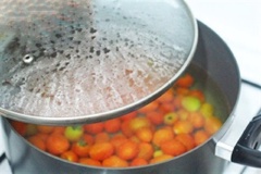 Cho cà chua vào nồi nước phèn và đun khoảng 10 phút. Sau đó, rửa cà chua với nước lần nữa.