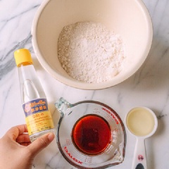 Phần Bột Bánh: Đầu tiên trộn Phần Siro Đường (bước 1), dầu đậu phộng, nước tro Tàu lại với nhau, sau đó cho hỗn hợp vào bột mì, dùng cây vét bột trộn chúng cho đến khi hòa quyện. Bọc bột lại và để bột nghỉ trong tủ lạnh khoảng 1 tiếng.