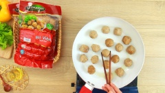 Cách 4: Chiên áp chảo. Bắc chảo lên bếp, làm nóng chảo với 2 muỗng canh dầu ăn rồi cho bò viên vào chiên từ 1 đến 2 phút cho chín vàng đều. Phương pháp chiên sẽ giúp bò viên có màu vàng óng rất đẹp mắt, những khứa cắt trên bò viên nở vừa phải, nhìn rất là ngon miệng và hấp dẫn.