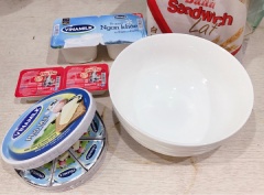 Cho 8 tép phomai vào tô và trộn nhuyễn