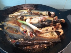 Dùng đũa dàn đều cá ra mặt chảo. Vặn lửa nhỏ xuống, lúc này tuyệt đối không trở mặt cá, nếu trở mặt cá sẽ bị tróc phần da cá mặt tiếp xúc chảo, cá chốt kho tiêu sẽ không được đẹp mắt.