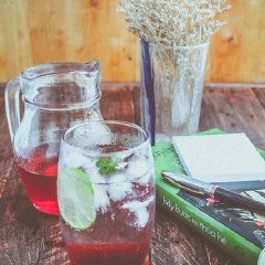 Pha siro dâu tây vào ly, đổ tiếp soda vào chung. Có thể cho thêm một lát chanh vào để tạo mùi thơm và trang trí.