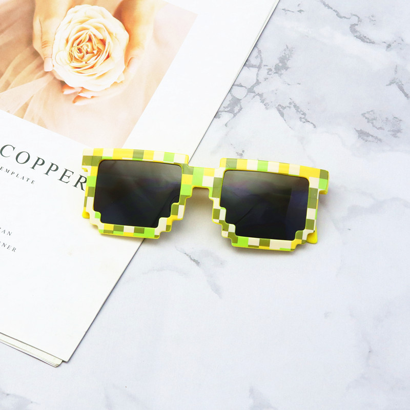 Pixelbrille mit geometrischem Muster