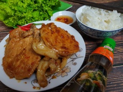Cuối cùng, gắp miếng sườn ra dĩa, dùng kèm với cơm trắng và rau xà lách thì còn gì tuyệt hơn nữa. Sườn ram nước dừa với những miếng thịt mềm mềm, mặn ngọt đậm đà cùng với sắc vàng đẹp mắt cộng với mùi thơm thoang thoảng của nước dừa cực kì hấp dẫn. Món này chỉ cần xuất hiện trên mâm cơm là hết ngay lập tức đấy. Các bạn hãy lưu lại công thức và thực hiện ngay nha.