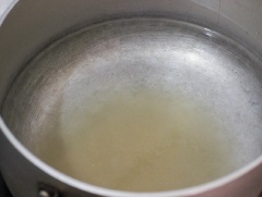 Đổ nước và bột rau câu agar vào nồi khuấy đều cho bột tan hết, để khoảng 15 – 20 phút cho bột nở hết. Bắc nồi lên bếp, bật lửa vừa, khuấy đều tay khoảng 4 – 5 phút đến khi nước hơi sôi lăn tăn. Đổ đường vào nồi, tiếp tục khuấy đều tay trong khoảng 9 phút.