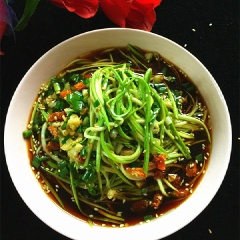 Nếu thích rắc chút mè trắng rang thơm lên nhé! Bí ngòi sợi trộn dầu giấm là món ăn salad đơn giản có thể làm nhanh cho bữa cơm. Dùng làm món ăn khai vị không chỉ giúp ăn thêm ngon miệng mà bí ngòi còn chứa nhiều vitamin tốt cho mắt, giảm lão hóa, phục hồi chức năng niệu sinh dục ở nam giới, ...