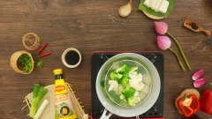 Chuẩn bị đầy đủ các nguyên liệu. 200gr đậu hũ trắng cắt thành những miếng dày khoảng 1 - 1,5cm. 100gr bông cải xanh trắng mỗi loại cắt thành những bông nhỏ vừa ăn. 80gr ớt chuông đỏ bỏ hạt, cắt thành những miếng vuông vừa ăn. Đun sôi 1 nồi nước, cho 2 loại bông cải vào luộc 2 phút sau đó vớt ra ngâm với nước đá lạnh 5 phút để giữ độ giòn và màu sắc, tiếp theo vớt ra để ráo nước.