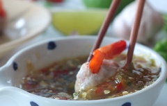 Nước mắm chấm hải sản có vị mặn ngọt, cay thơm rất đặc trưng. Đặc biệt có sự góp mặt của 2 gốc ngò giúp nước chấm mang hương vị mới lạ hơn so với các loại nước mắm chua ngọt mà bạn vẫn thường dùng. Nếu nhà bạn có dự định tổ chức tiệc hải sản thì hãy bỏ túi ngay công thức nước chấm hấp dẫn khó cưỡng lại này nhé! Đảm bảo cả nhà bạn sẽ tấm tắc ngợi khen cho xem.
