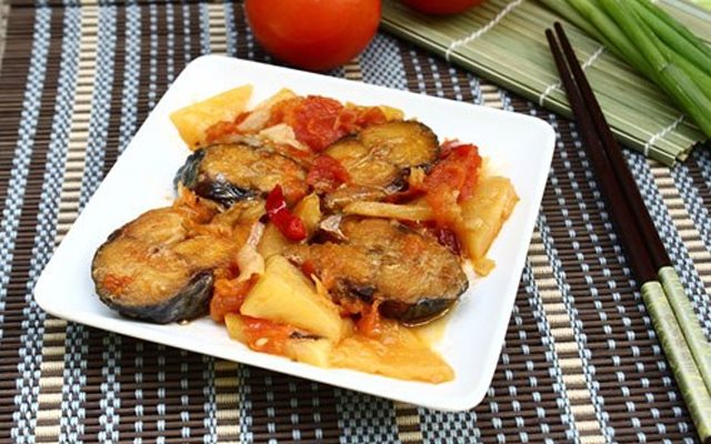 Cá Nục Kho Cà Chua Và Dứa
