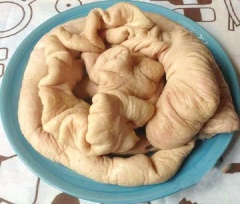 Thú linh (ruột già) cho vào thau cùng muối hạt và giấm, dùng tay chà xát cho bớt nhớt, rồi rửa lại với nước lạnh. Sau đó lộn bên trong ra ngoài, gỡ bỏ bớt những mỡ và chất bẩn bám nơi thành ruột (lúc này nên làm dưới vòi nước chảy để chất dơ và mỡ không bám dính lại). Rồi để thú linh vào thau lại. Cũng cho muối, giấm chà xát cho sạch, rửa lại với nước, sau đó lộn lại ra mặt ngoài của thú linh. Lúc này thú linh đã hết hôi khoảng 70%, sau đó cho gừng cắt lát vào nồi nước bắc lên bếp nấu sôi, nước sôi mạnh cho thú linh vào luộc khoảng 3 phút, tắt bếp, để yên trong nồi 2 phút nữa. Rồi vớt thú linh ra rửa lại với nước, để ráo.