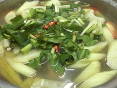 Rắc rau thơm và ớt cắt lát lên mặt canh, khi ăn bạn múc ra tô dùng muỗng múc canh nhấn rau thơm xuống gặp độ nóng của canh chín là vừa.
