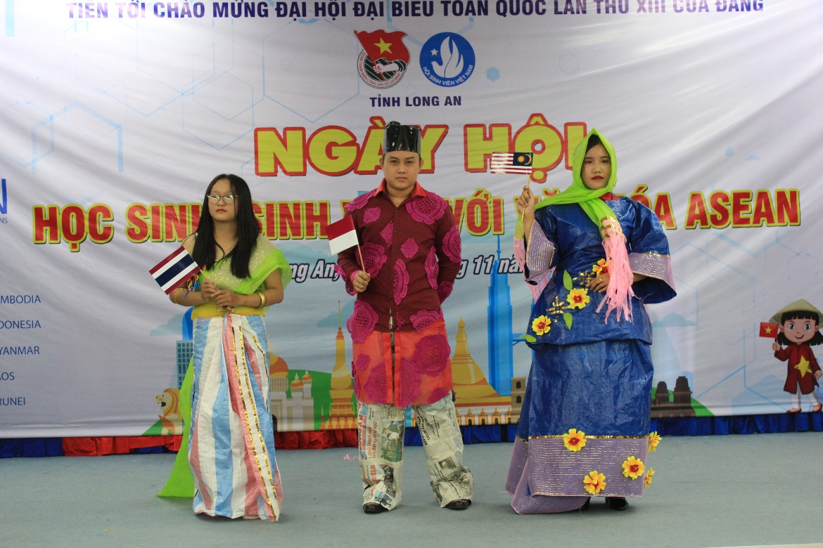 Đội 02 DLA trong trang phục truyền thống Malaysia, Thái Lan và Indonesia