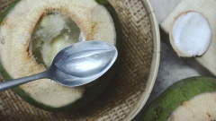 Khi ăn, rau câu đong lại trong veo. Dùng muỗng để ăn. Mỗi muỗng đều có 1 ít rau câu trong vắt, cùng những miếng sầu riêng thơm ngào ngạt, ngọt lịm tan trên đầu lưỡi. Đây là một trong những món ăn từ sầu riêng được biến tấu rất thích hợp ăn vào thời tiết nóng bức.