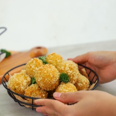 Khoai tây bùi bùi, bọc bên trong phô mai tan chảy béo ngậy. Khi ăn chấm cùng tương ớt Maggi để tăng vị ngon của món ăn.
