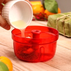 Pha nước chấm: Cho vào cối xay 5 muỗng canh muối, 2 muỗng cà phê tiêu xay, 20ml nước cốt chanh, 3gr lá chanh, 3 trái ớt hiểm. Rồi xay muối cho nhuyễn điều.