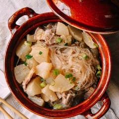Cho ra tô và thưởng thức món ăn ngon tuyệt này nào. Thưởng thức món miến xào nóng hổi sẽ làm bữa ăn của gia đình thêm ấm cúng, ngon miệng. Rất đơn giản và dễ thực hiện đúng không?