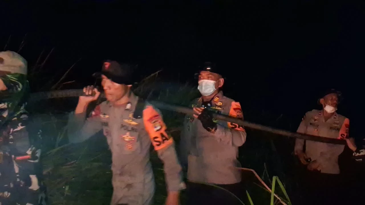 Petugas gabungan melakukan pemadaman kebakaran hutan di kawasan Taman Nasional Way Kambas, Lampung.