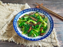 Múc cải thìa xào nấm hương thơm ngon ra đĩa, bày trí đẹp mắt là có thể dùng với cơm nóng. Món cải thìa xào nấm hương có rau cải thìa xào chín giòn mát, nấm hương dai thơm, gia vị nêm thanh đạm. Bạn có thể chấm ăn cùng nước tương tỏi ớt cay thơm cho vừa miệng hơn nhé.