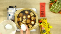 Đun cho nước kho sôi lên thì cho thịt ba chỉ vào, kho thịt 15 phút. Sau đó bạn cho trứng vào nồi, kho thêm 30 phút nữa cho nước kho cạn sền sệt, thịt và trứng lên màu cánh gián đẹp mắt là được.