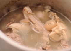 Xương sườn bò chặt miếng vừa ăn, rửa sạch để ráo nước. Hành tây thái nhỏ. Tỏi bóc vỏ băm nhỏ. Bơ làm mềm ở nhiệt độ thường. Bánh mì thái vụn. Đun sôi xương sườn thịt bò cho mềm. Cho dầu ăn vào một nồi khác, đun sôi. Sau đó cho xương sườn thịt bò vào đảo đều cho thơm rồi tắt bếp, để riêng sang một bên. Vẫn dầu ăn đun xương bò vừa nãy, các bạn cho tỏi và hành tây vào phi thơm.