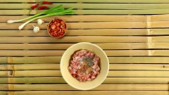 30gr Tôm khô ngâm nở, cắt hạt lựu vừa ăn. Cắt hạt lựu 50gr củ sắn, 50gr cà rốt. Ướp 200gr thịt xay với 1/2 muỗng cà phê muối, 1 muỗng cà phê hạt nêm, 1 muỗng cà phê đường, 1/2 muỗng cà phê tiêu. Ướp 15 phút cho thịt thấm gia vị.