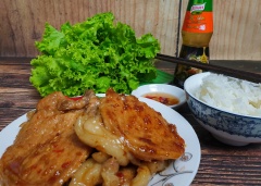 Cuối cùng, gắp miếng sườn ra dĩa, dùng kèm với cơm trắng và rau xà lách thì còn gì tuyệt hơn nữa. Sườn ram nước dừa với những miếng thịt mềm mềm, mặn ngọt đậm đà cùng với sắc vàng đẹp mắt cộng với mùi thơm thoang thoảng của nước dừa cực kì hấp dẫn. Món này chỉ cần xuất hiện trên mâm cơm là hết ngay lập tức đấy. Các bạn hãy lưu lại công thức và thực hiện ngay nha.