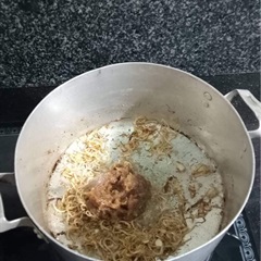 Bắt dầu lên bếp, cho vào 1 muỗng canh dầu ăn và cho gốc hành đập dập vào phi thơm. Sau đó cho sả vào xào đến khi sả vàng. Tiếp theo cho mắm đậu vào xào, sau đó cho nước đưa vào khuấy cho tan mắm đậu.