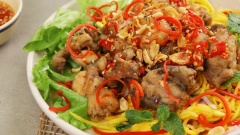 Vậy là đã hoàn thành món Gỏi Xoài Ếch Chiên Giòn từng miếng ếch chiên vàng giò áo lớp sốt gỏi cay cay mặn ngọt, gắp ăn kèm với gỏi xoài xanh vàng ươm chua chua chắc chắn bạn sẽ không thể kìm lòng trước đĩa gỏi cực kì hấp dẫn này.