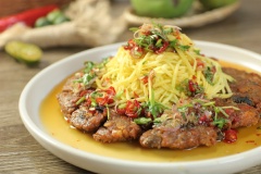Đặt xoài bào sợi lên mặt miếng chả cá trê và rưới sốt lên trên là hoàn thành. Món ăn vừa thơm mùi cá, kết hợp cùng vị chua của xoài, mằn mặn, ngọt ngọt của mắm Thái vô cùng hấp dẫn. Đây là món ăn dùng để ăn vặt hay ăn cùng cơm đều sẽ rất ngon.